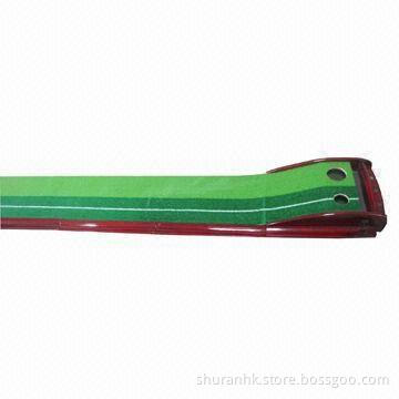Golf putting mat with wooden base